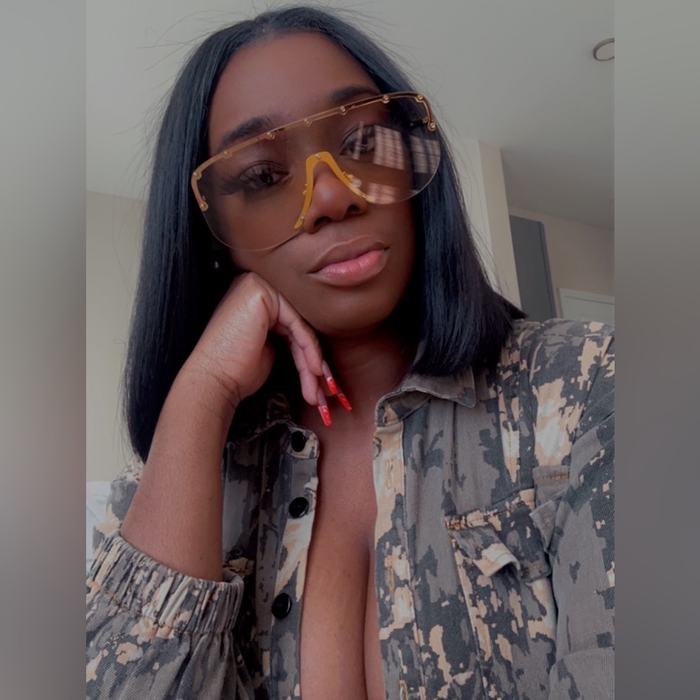 Meet your Posher, Ebony